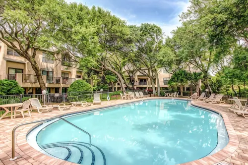 Two-Story Townhome with Fast WiFi & Pool - Steps from the Beach - 4 stjerner