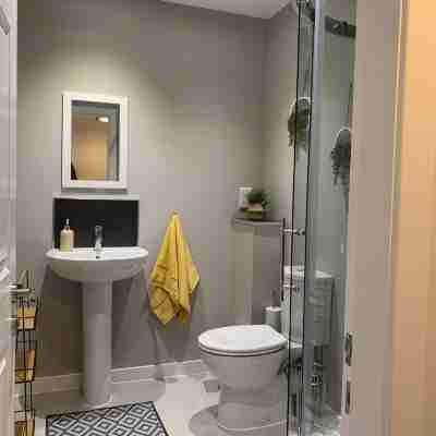 Modern Stylish Apartment with central access Rooms