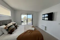 HORIZON at BINALONG BAY Have fun with the whole family at this new beach house. - 4-Star