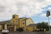 La Quinta Inn & Suites by Wyndham Peru Starved Rock St Park - parking
