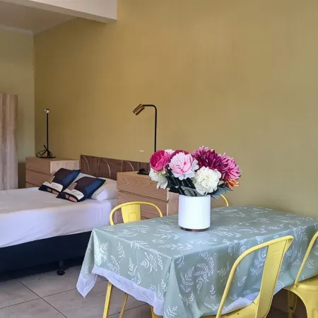 Alec's Hotel