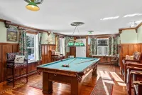 Mountainside Home In North Conway. Incredible Views, Hot Tub, Pets Allowed