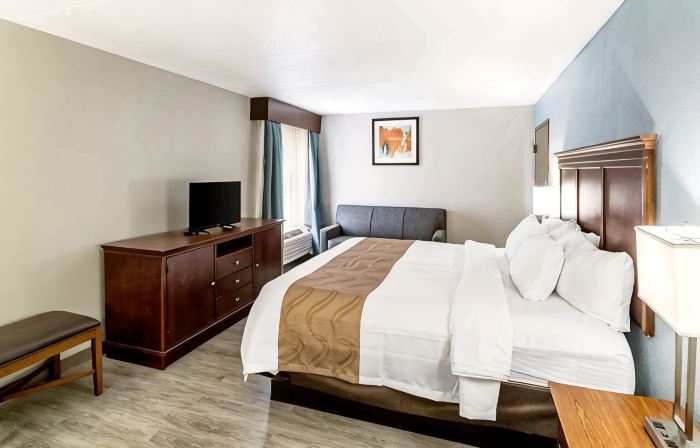 Farragut Inn & Suites