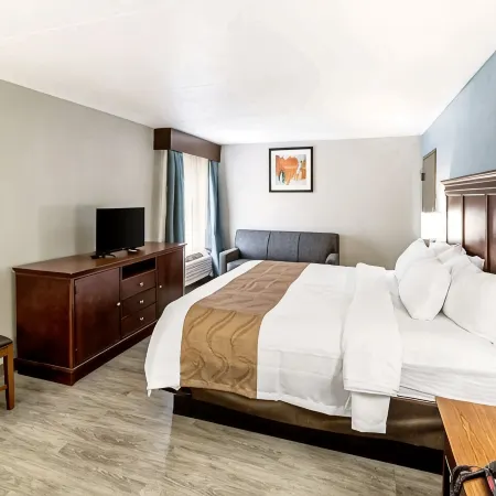 Farragut Inn & Suites