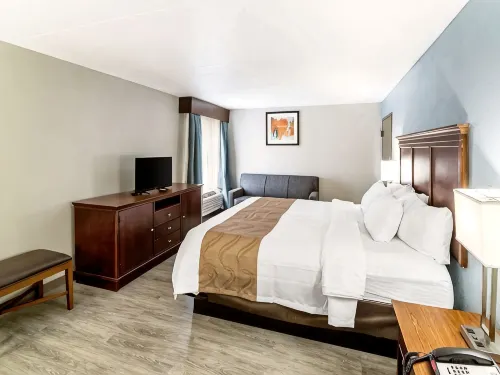 Farragut Inn & Suites