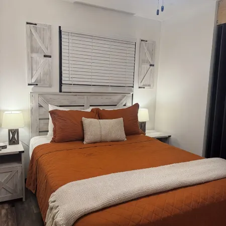 Cozy 2Br • Firepit • Minutes to Downtown & UW Campus • Near Lake Winnebago