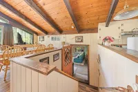 Cozy chalet with WiFi in charming No. Conway