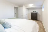 Cozy Home tucked away in Calgary NW. 10 min away from the YYC airport. - บังกะโล