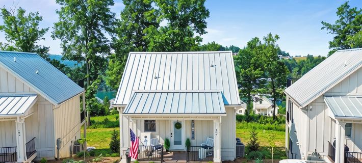 Brand New! Deerfield house with covered boat slip! Hotels in Campbell County