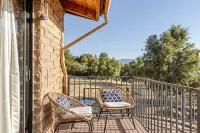 New Listing Near Yosemite Park, King Bed, Hot Tub, BBQ, Firepit & Mountain Views - con vistas a la montaña