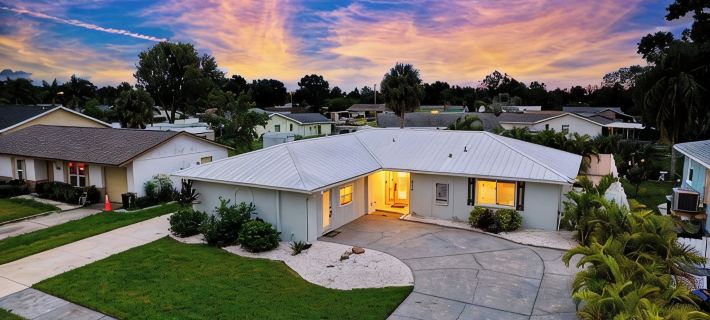 BRAND NEW, COVERED Heated Pool, Baja Ledge, Hot Tub, Large home PS5, WIFI, AC Hotels in Apollo Beach