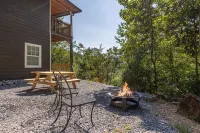 PRIVATE! 2 Miles To PF! Charming 4BR Farmhouse w/Hot Tub, PT, Fire Pit & VIEWS! - Farmhouses