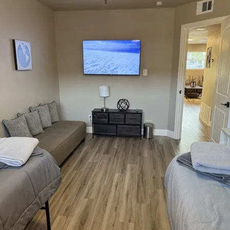 Charming 2-bedroom house with indoor hot tub and spa! Free EV Charger!