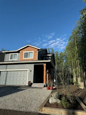 Le: 4-Bedroom 3Full Bathroom House in Gorgeous Anchorage Neighborhood