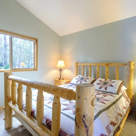 Tranquil, well-kept Cabin with Log Furniture & SHARC passes at 1, Whistling Swan