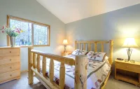 Tranquil, well-kept Cabin with Log Furniture & SHARC passes at 1, Whistling Swan - Boutique