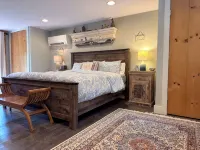 Large Cozy House- Family Friendly w/ Indoor Hot Tub, 5mi to Jay Peak - Balkoner