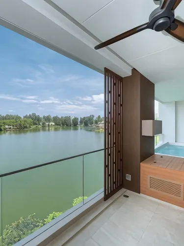 รูปภาพของStylish Lakeview Apt | 2BR 2BA + Balcony Views and Private Jacuzzi