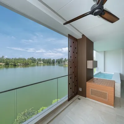 Stylish Lakeview Apt | 2BR 2BA + Balcony Views and Private Jacuzzi Отели рядом с достопримечательностью «Пляж Бангтау»