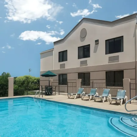 Comfort Inn & Suites Leeds I-20