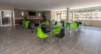 Super 8 by Wyndham Goldsboro - Parkplatz