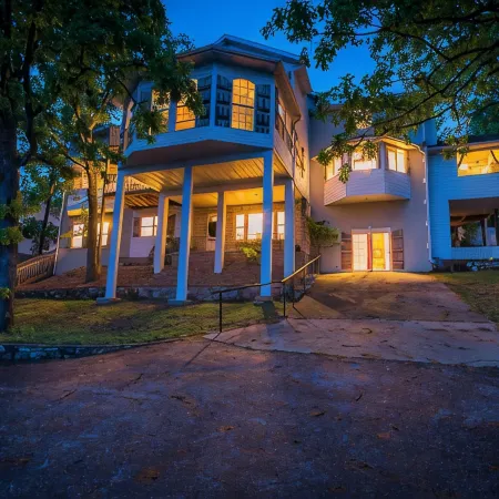 8500 sf, Sleeps 48 in beds, Pool, Hot Tub, Game Rm, 300 ft lake front, In town