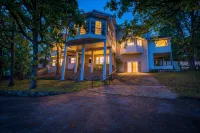 8500 sf, Sleeps 48 in beds, Pool, Hot Tub, Game Rm, 300 ft lake front, In town - 4-Star