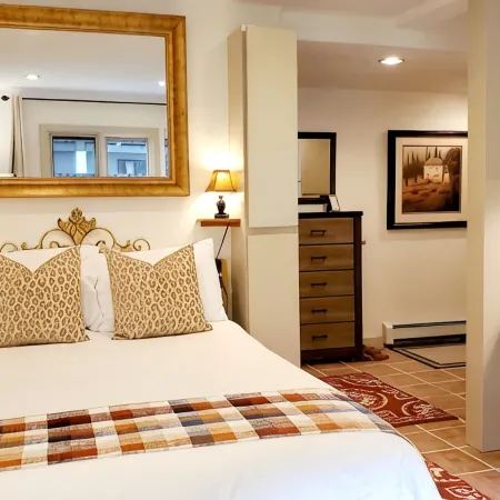 July 2 and 6-11 - 190/nt Plus Vrbo Fees n Taxes Free Parking Close to Ford Park
