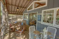 Secluded Lake Front Cabin - on Lake Hartwell, with Dock, Fenced Yard, Fire Pit. - 4성급