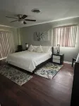 Your serene escape - Modern, cozy, and close to the beach. - Jacuzzi