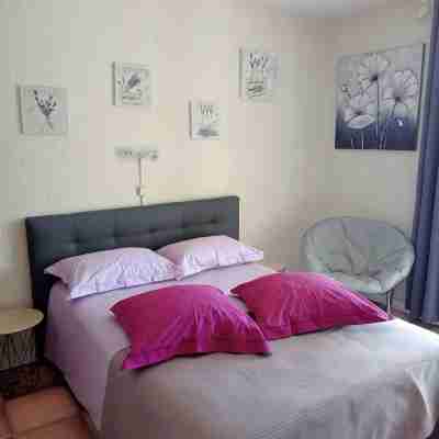 BEAUTIFUL TWO-STAR STUDIO FOR RENT Rooms