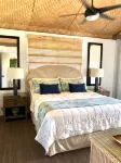 Penthouse Retreat Steps to Beach. Sweeping Ocean Views, Designer 5 Star Escape - 4-Star