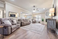 New! 4-Bedroom Home Near Pinnacle Hills Mall, AMP, & Trailhead! Great Location! - 4つ星