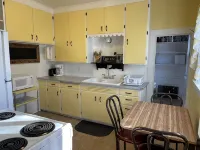 Downtown Cody!!! Bobbi's Bunkhouse on Alger - مطابخ