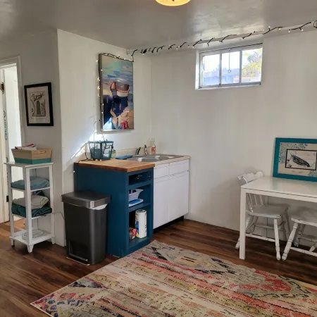 Beautifully furnished, spacious, comfortable. 1 block to campus.
