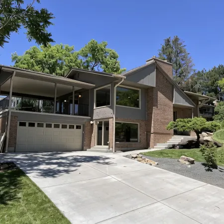 Luxury Home with 8 beds Hot Tub and an Awesome Deck!