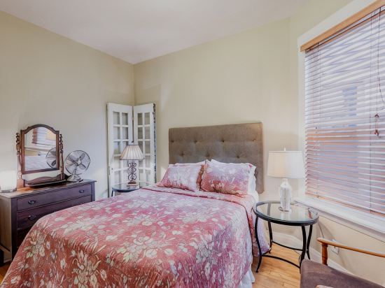 Great Location-Beautiful Friendly Andersonville Neighborhood