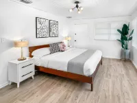 2Br/2ba Beach Bungalow with Expansive Backyard. - 4-Star