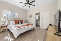 3BD Retreat + Hot Tub & BBQ + Near NCSU & Downtown - バルコニー