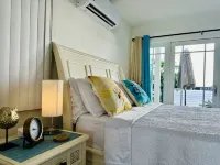 Easy location, Ocean view, Sunsets, Jeep Available, Solar, Battery Power, Wifi Hotels in Southside