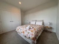 Raglan Retreat With Water Views