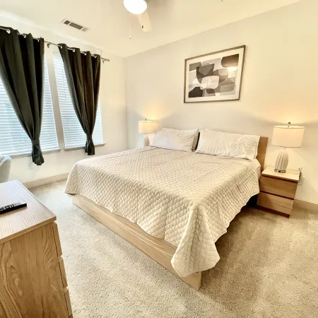 Elegant 2 King Beds Southside with Pool and Gym Near Mayo Clinic UNF and Beaches