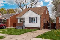 SUPER CUTE AND GREAT HOME  APPROX 15MINS TO DOWNTOWN DETROIT SLEEPS 14 GUESTS - balcony