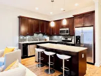 Beautiful Downtown 3BR with Free Parking - Apartments