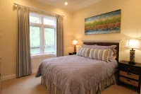 Luxury Retreat on Little Mo River, Fish From Private Docks, Kayaking, Serenity - con encanto