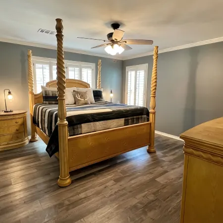 Spacious Cabin on Little Mo River!! Game Room! Relax & Have Fun! 4 Bed, 4.5 Bath