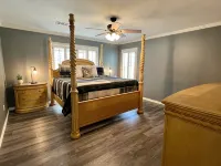 Spacious Cabin on Little Mo River!! Game Room! Relax & Have Fun! 4 Bed, 4.5 Bath - balcón