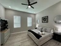 The Mustard Seed Cottage-Charming 3-BR Craftsman conveniently located downtown! - 4-Star