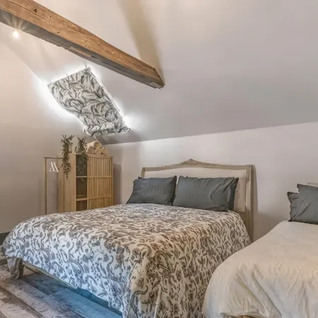 Ivy House 6-Beds Sleeps 19 with Hot Tub