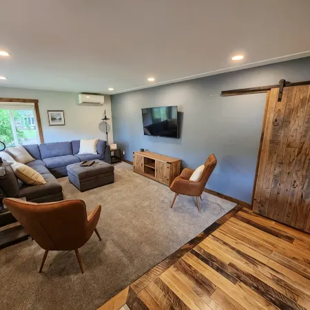 Luxurious remodel near historic downtown Hudson!